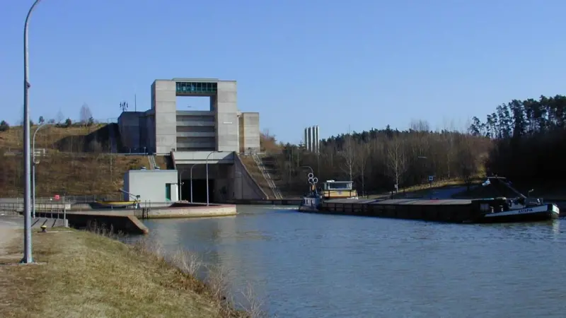 Traffic moves through the Hipoltstein Lock. Photo: WSA Nuernberg