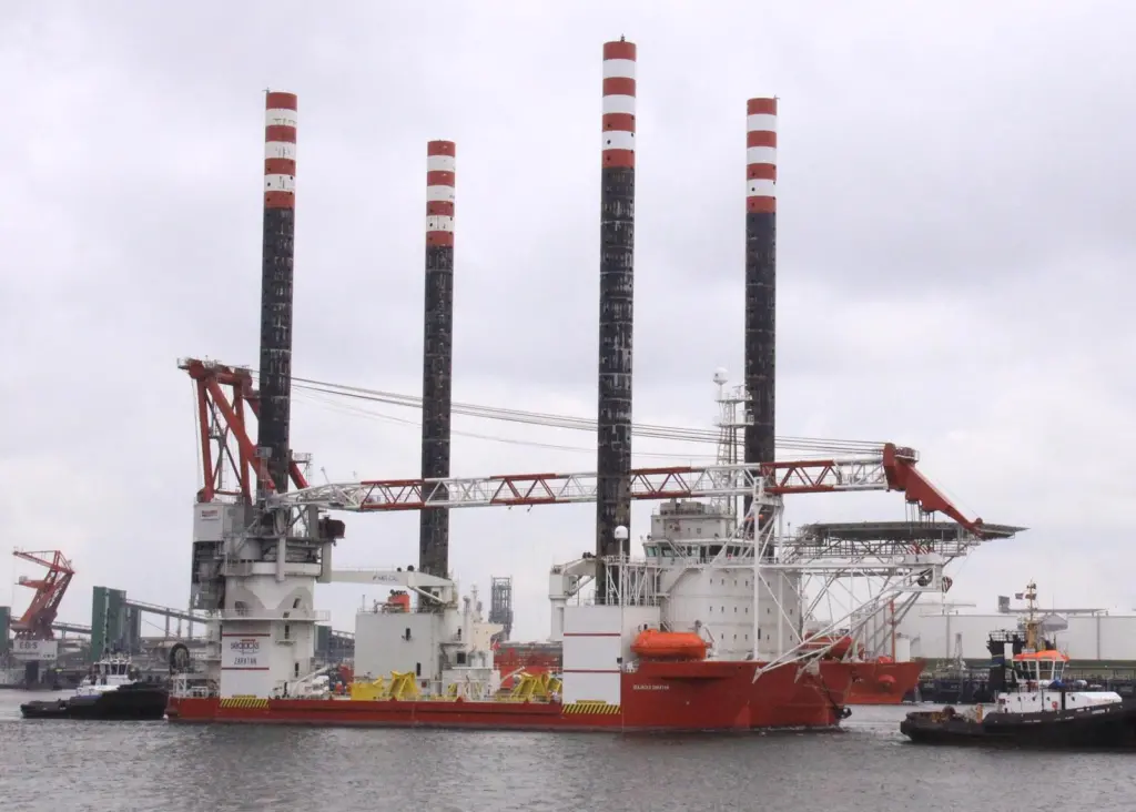 Seajacks Zaratan arrives in Rotterdam from Dubai. Photo: Peter Barker