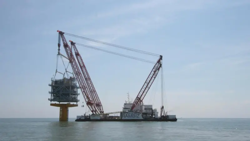 The cables run from the onshore substation to the two offshore substations at the wind farm site. Photo: London Array