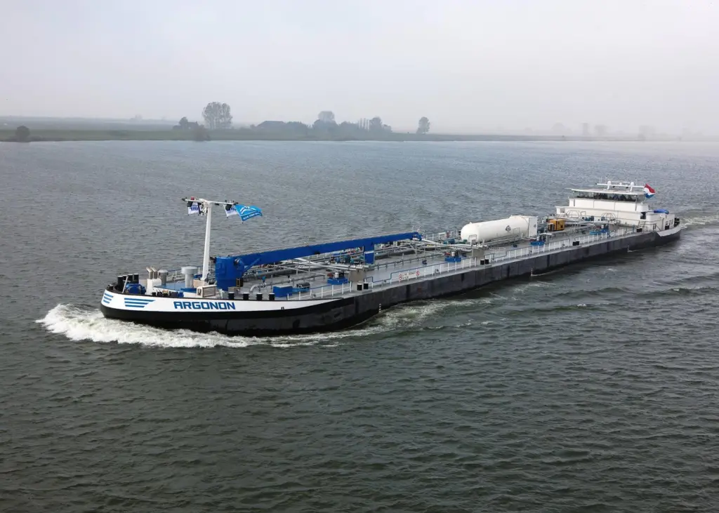 Argonon operates on the River Rhine using a mixture of natural gas and diesel fuel for its main engines and auxiliaries