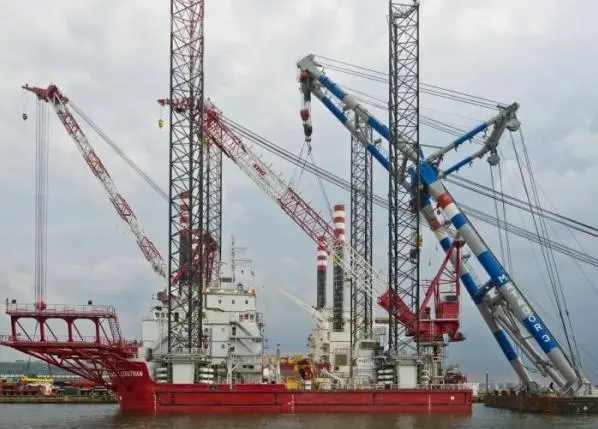 The new 400t crane was delivered and installed onboard the 'Leviathan'