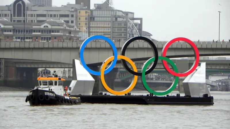 Livett’s tug Steven B is seen manoeuvring the Olympic Rings on the River Thames