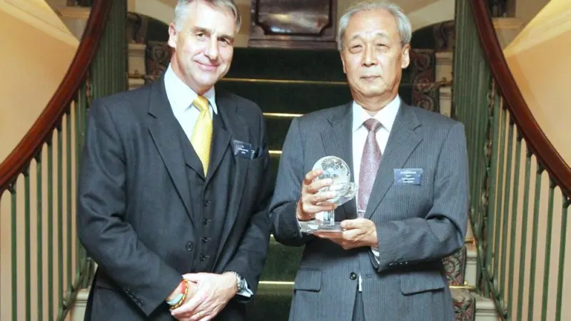 Ian Moncrieff presents Dr Hideo Nishida with the award