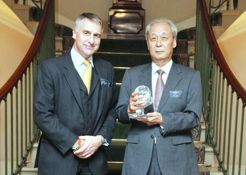 Ian Moncrieff presents Dr Hideo Nishida with the award