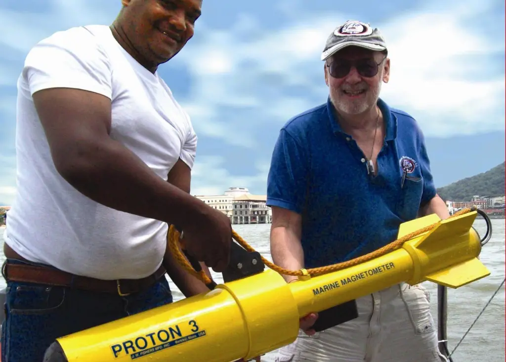 Russell Bennett (r) prepares to survey for shipwreck sites in Panama’s old harbor area with his JW Fishers Proton magnetometer