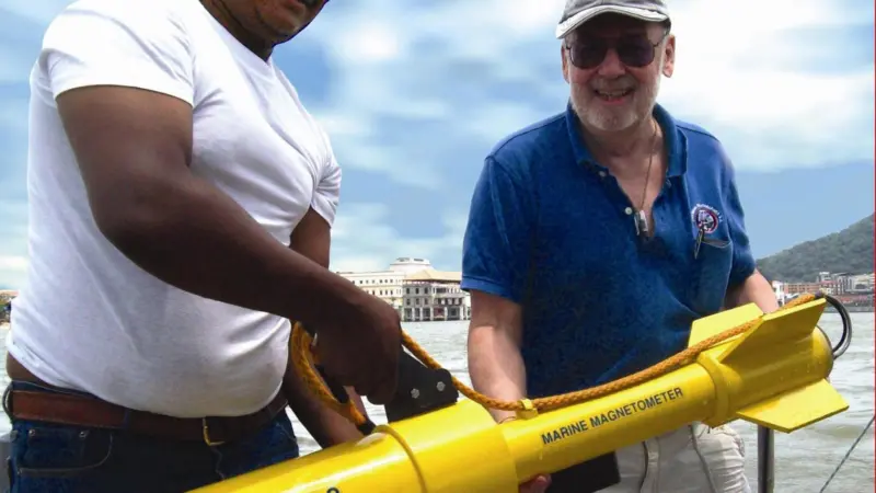 Russell Bennett (r) prepares to survey for shipwreck sites in Panama’s old harbor area with his JW Fishers Proton magnetometer