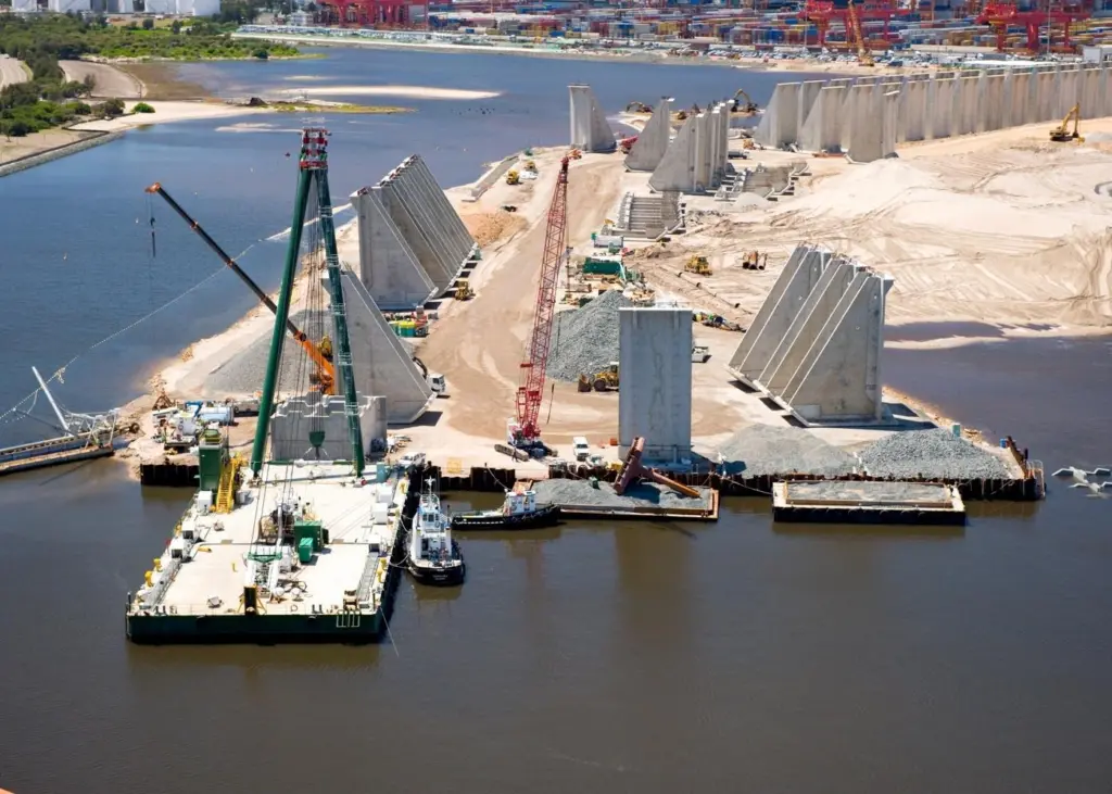 The Port Botany reclamation site and placement of the L-shaped counterforts