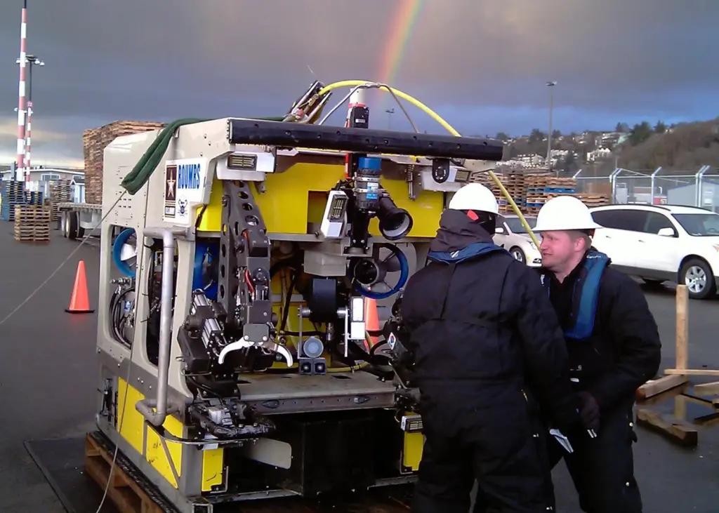 Engineers prepare the ROUMRS ROV, equipped with a WSM 6 transponder, ready for deployment