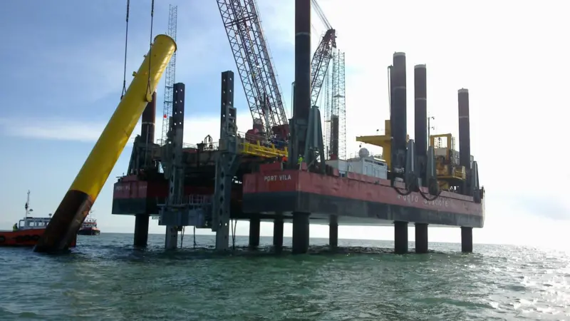 Fugro Seacore’s jack-up barge Excalibur lifted the pile into the water