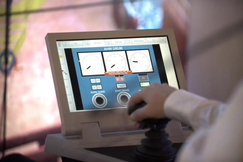 The new course uses tablet PCs to simulate K-Master’s touch screen controls
