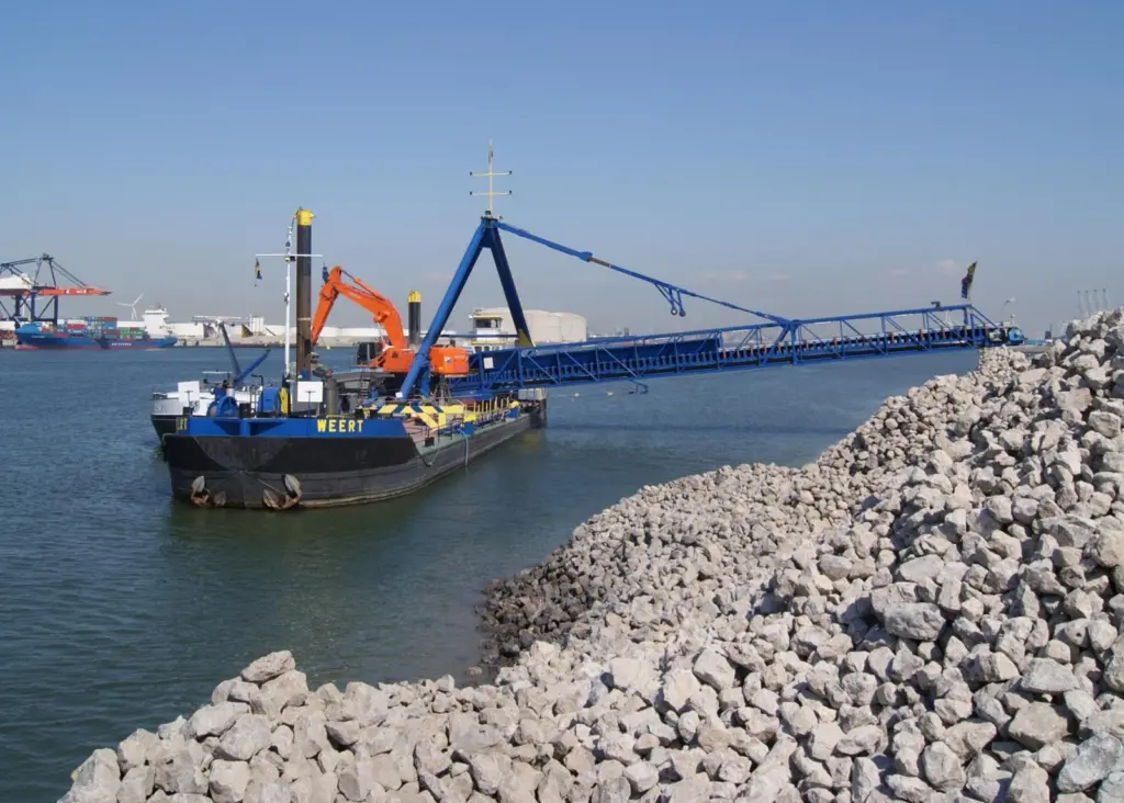 Van Oord's pontoon 'Weert' will be used to carry out the work