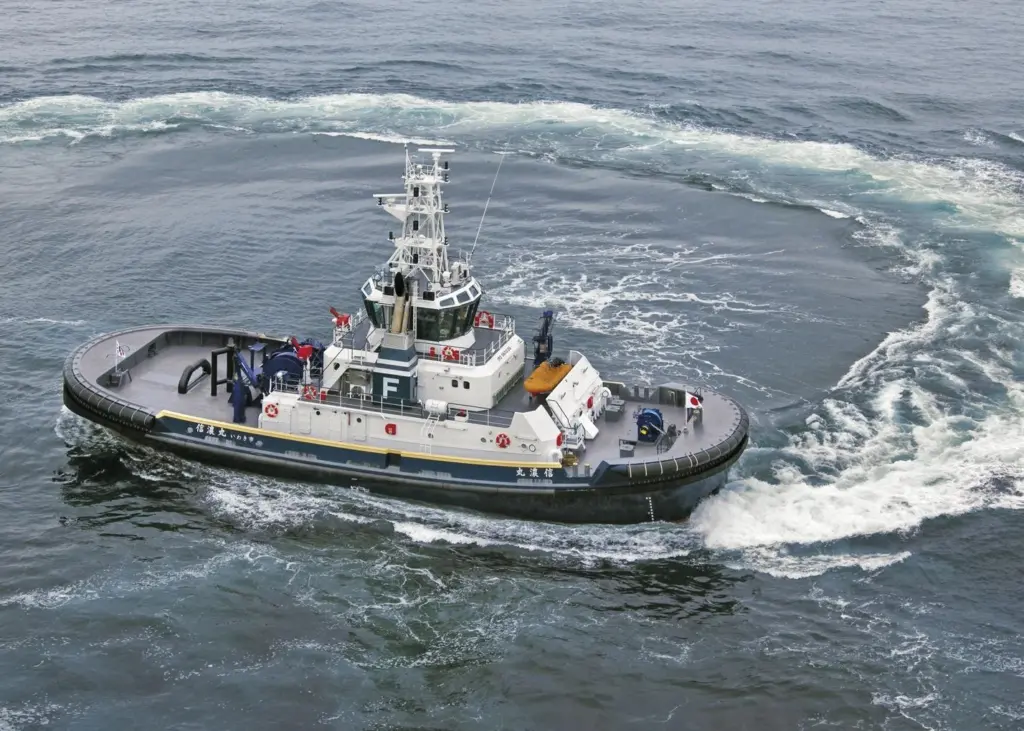 This harbour tug has gained engine space thanks to new hydraulic control design