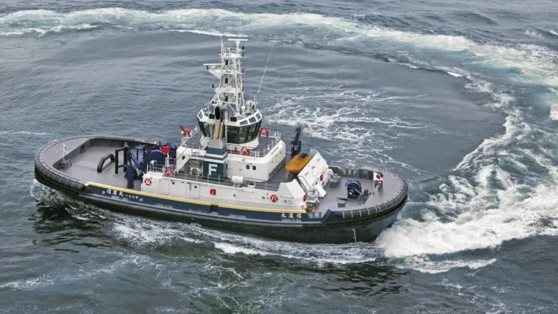 This harbour tug has gained engine space thanks to new hydraulic control design