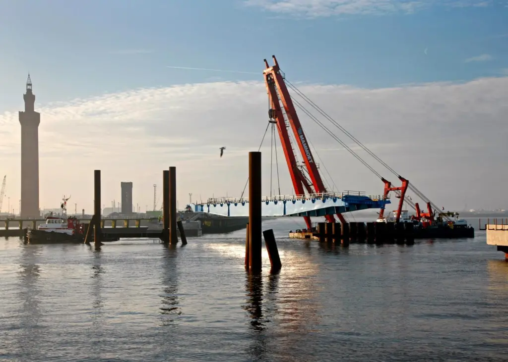 The linkspan arrives at the Port of Grimsby. Photo courtesy of ABP/David Lee Photography Ltd.