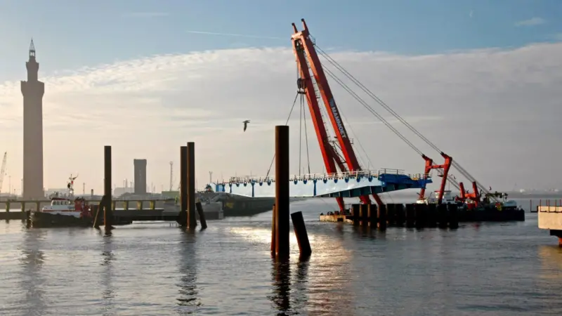 The linkspan arrives at the Port of Grimsby. Photo courtesy of ABP/David Lee Photography Ltd.