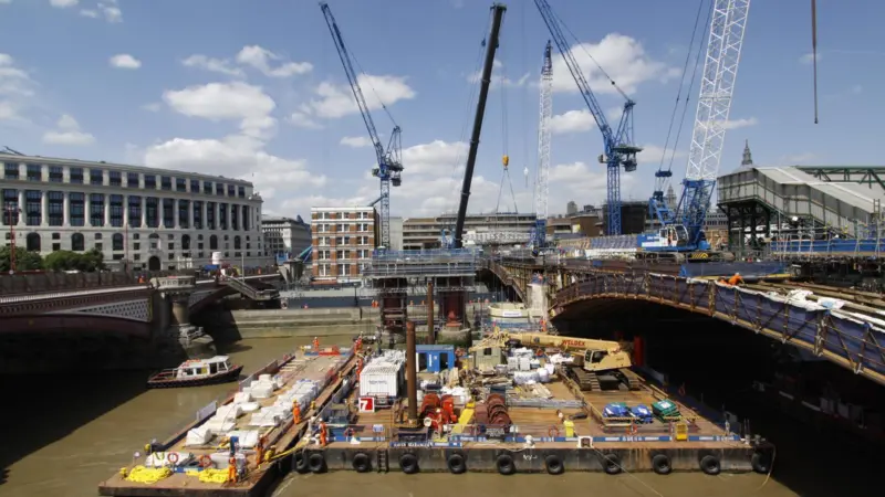 Work on the Blackfriars bridge with pontoon barges in place