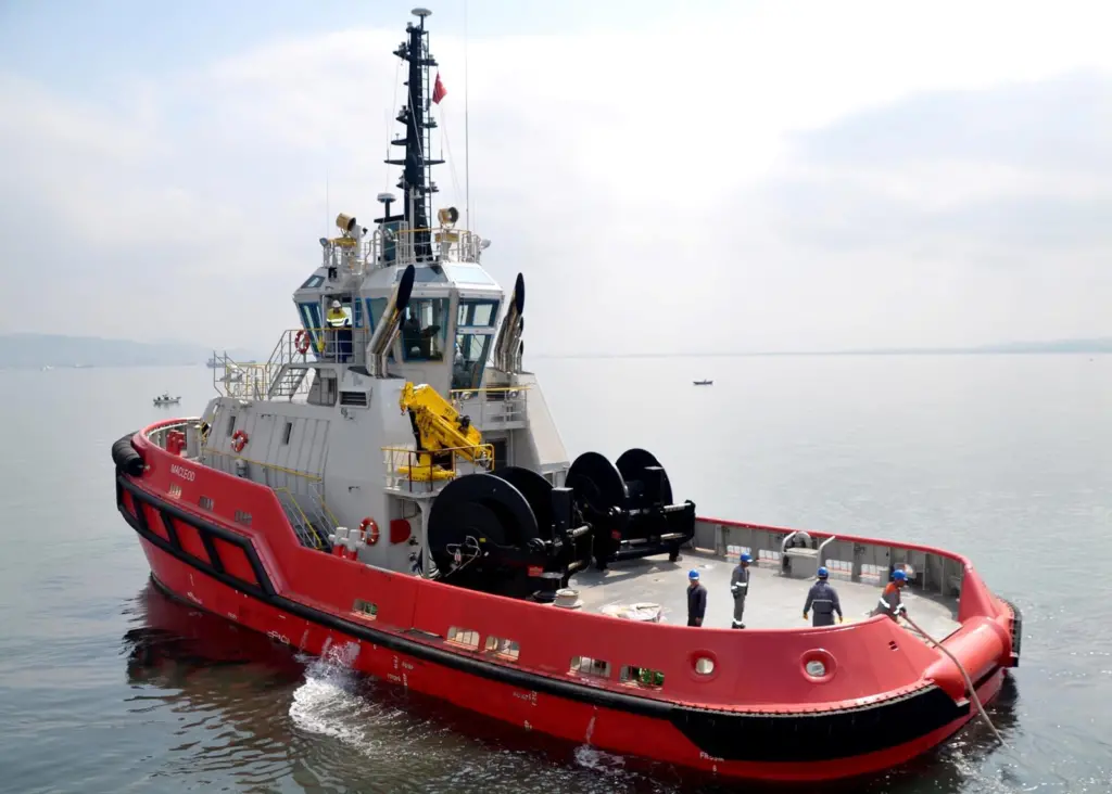 A unique ballasting system enables Macloed to rapidly change its draft by 1m