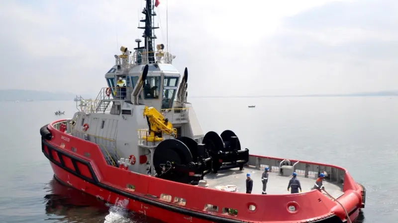 A unique ballasting system enables Macloed to rapidly change its draft by 1m