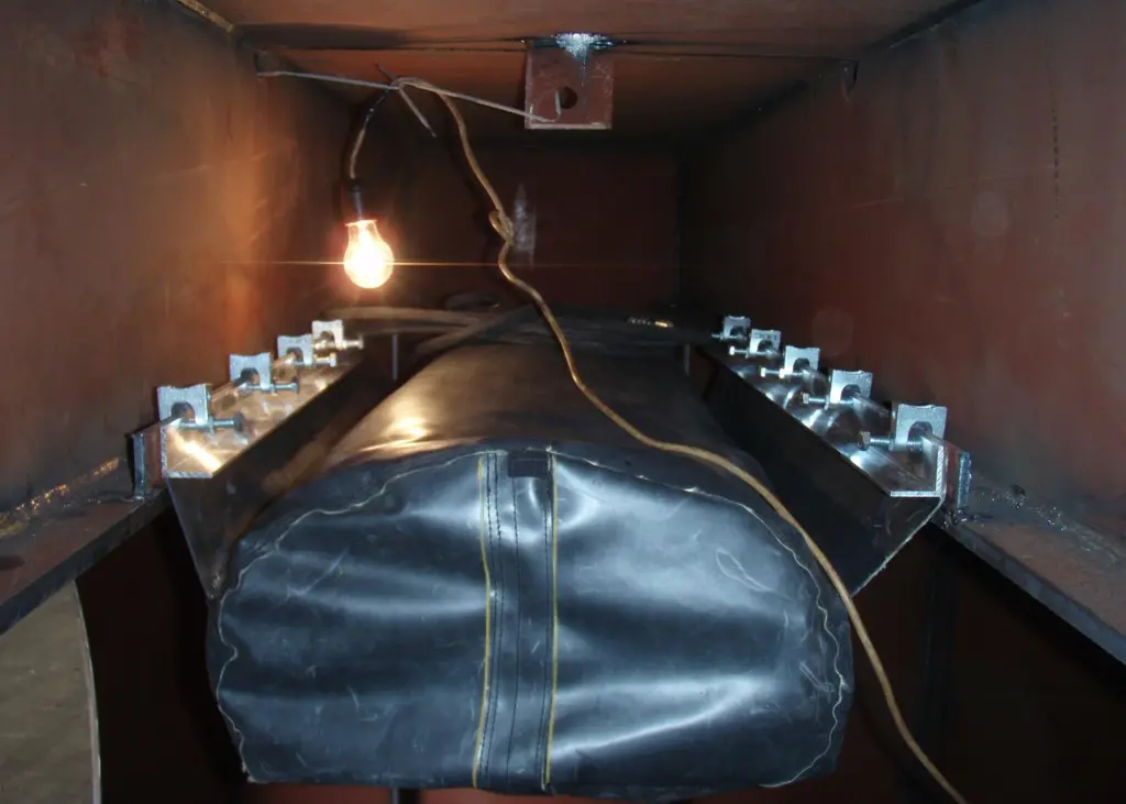 An internal balloon is seen in the double bottomed test compartment