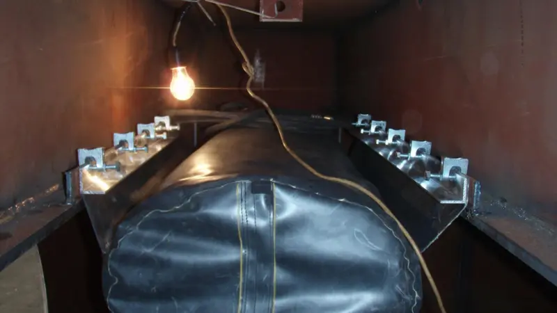 An internal balloon is seen in the double bottomed test compartment