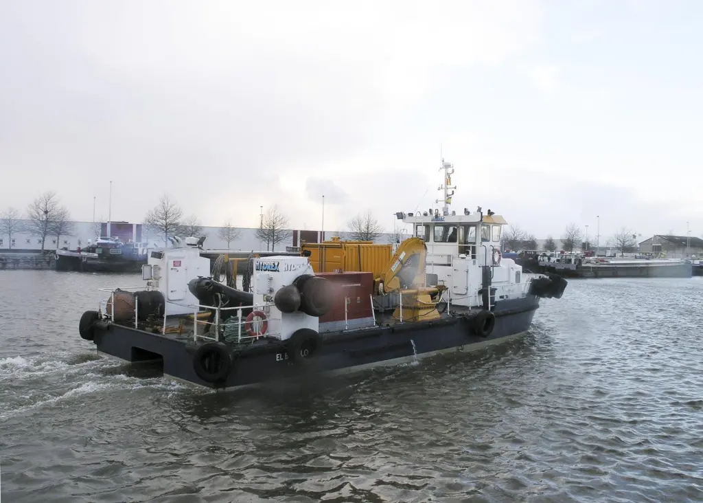 The Hydrex catamarans are fully equipped as dive support stations