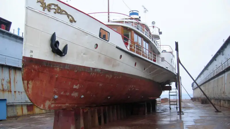 Freya, over 100 years old, docks at Lindenau