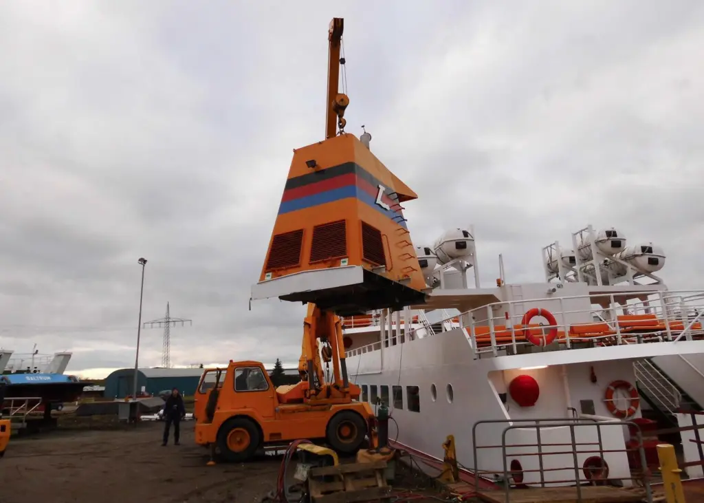 Funnel removal operations underway on Langeroog 1V