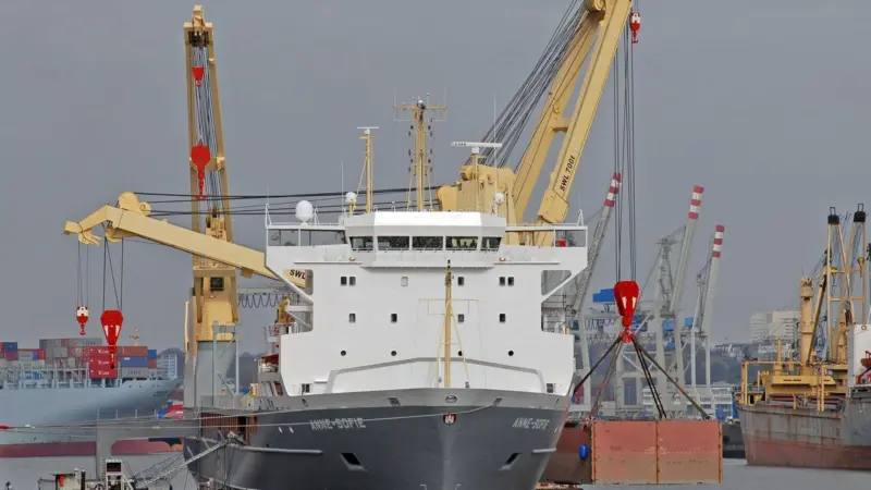 SAL will operate its fleet of 16 heavy lift vessels from HafenCity