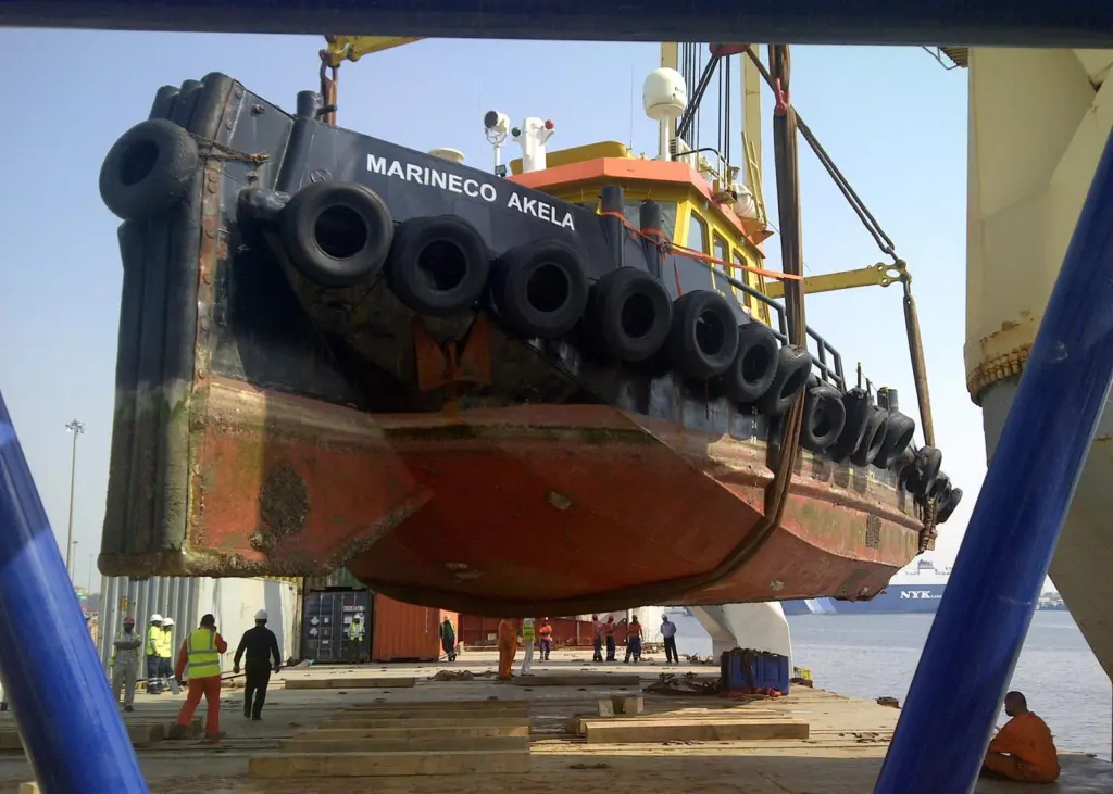 The tug is lifted onto the deck of the ‘Atlant Frauke’