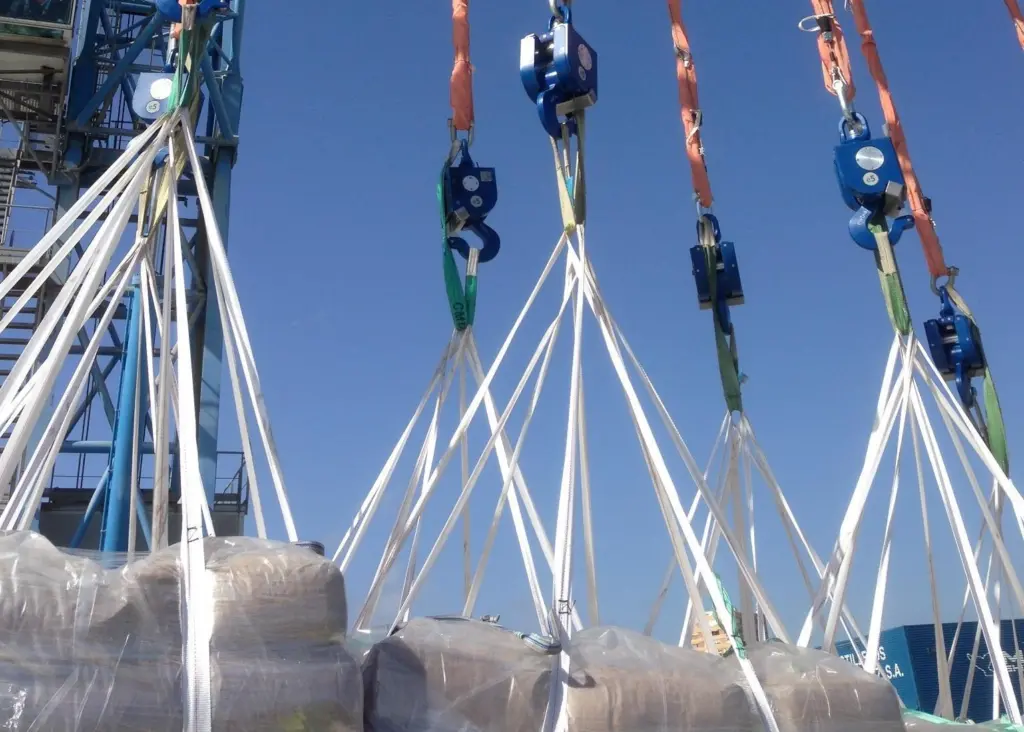 Elebia Evo automatic crane hooks speed up the loading process and make it safer