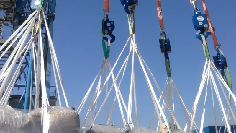 Elebia Evo automatic crane hooks speed up the loading process and make it safer