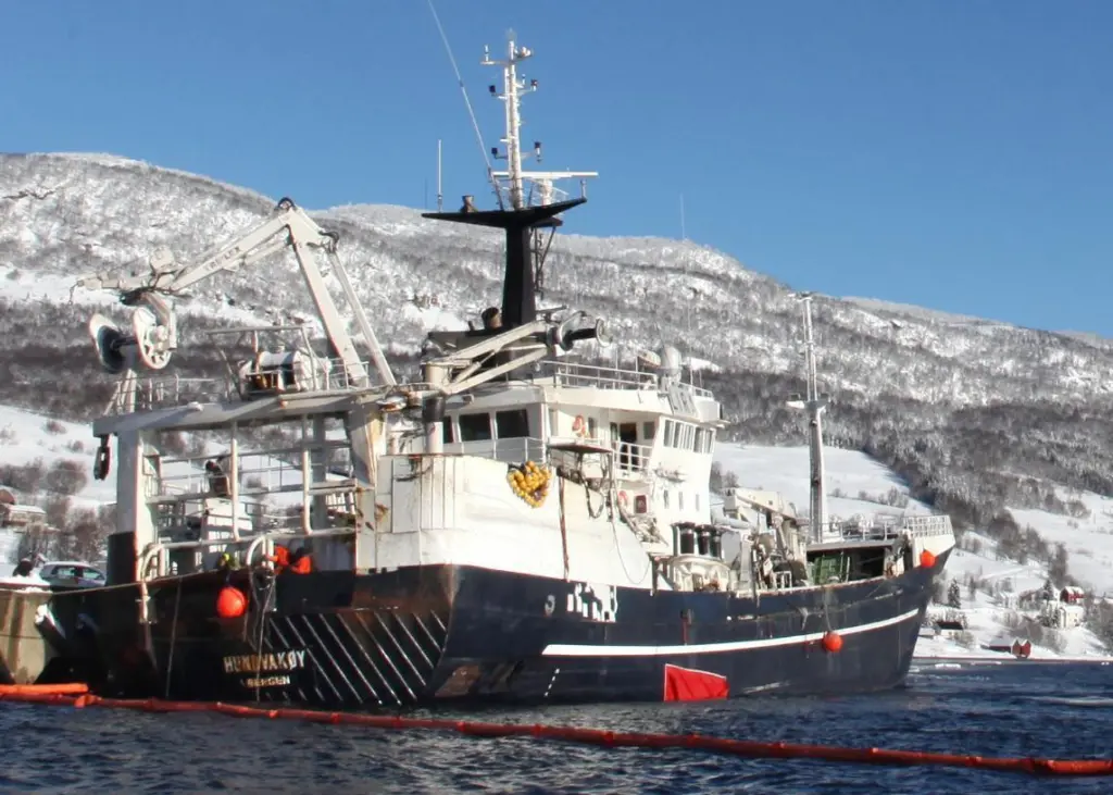 In saving the grounded Hundvåkøy, a Miko magnetic patch was held securely against the hull beneath flexible aluminium strips that are fixed by divers using an HD 200 underwater stapling tool
