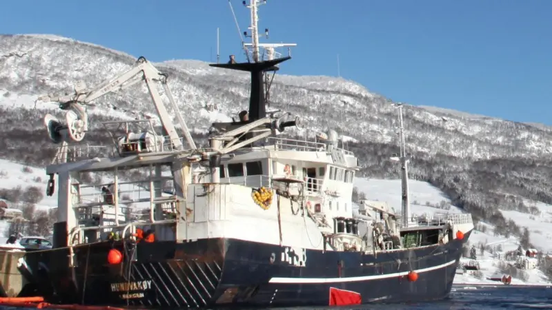 In saving the grounded Hundvåkøy, a Miko magnetic patch was held securely against the hull beneath flexible aluminium strips that are fixed by divers using an HD 200 underwater stapling tool