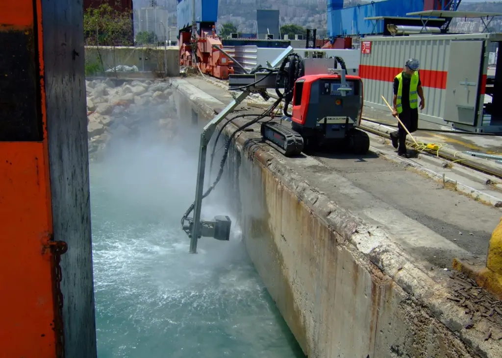 The Aqua Cutter equipment running on automatic programming deals with Haifa’s East Pier