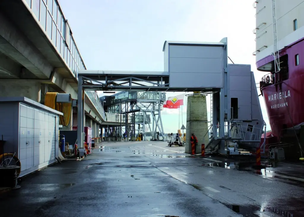 Connecting up the vessel onshore