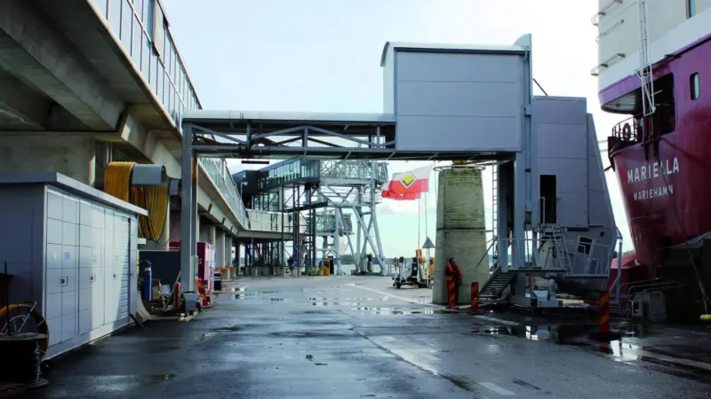 Connecting up the vessel onshore
