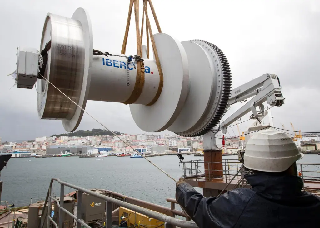 Fitting the two drums on board the Bylgia at the repair docks in Bouzas, Vigo
