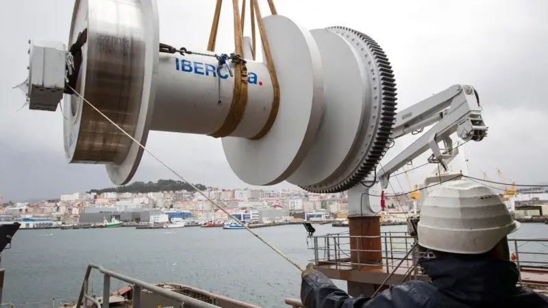 Fitting the two drums on board the Bylgia at the repair docks in Bouzas, Vigo