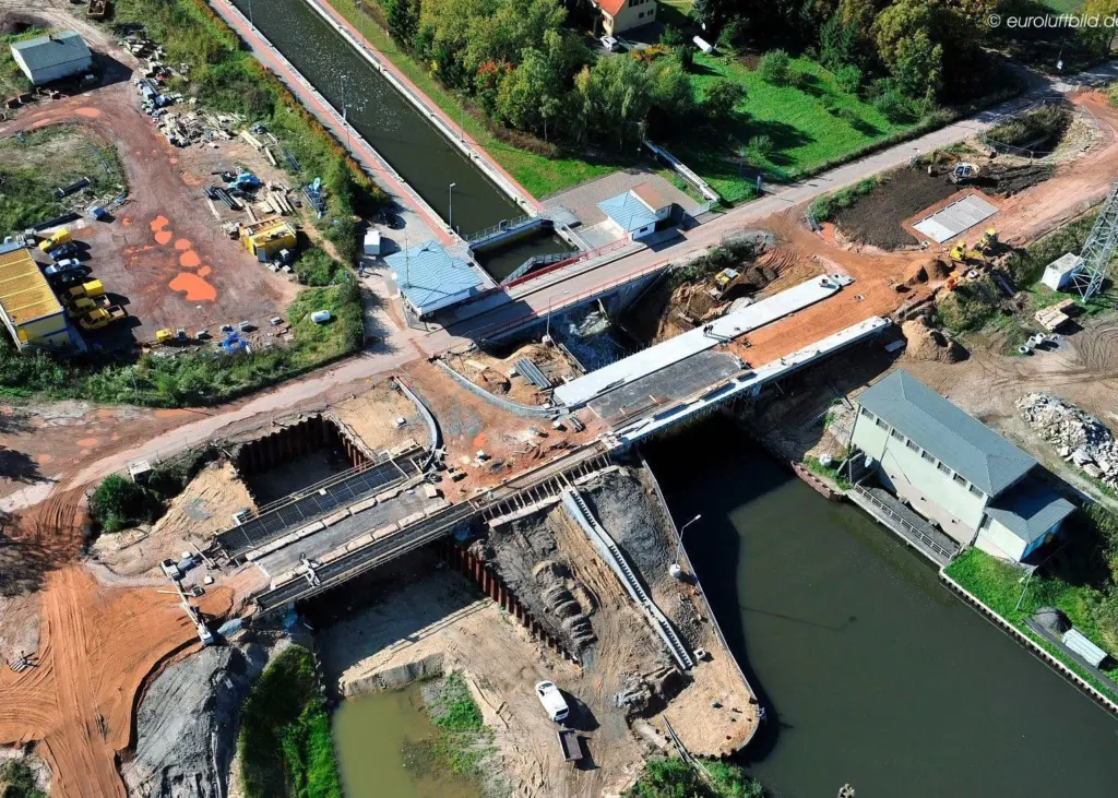 Lock bridge expansion work at Zerben