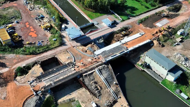 Lock bridge expansion work at Zerben