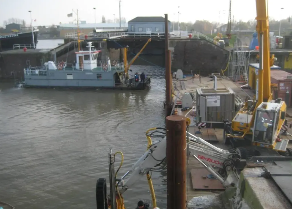Lock work underway in Brunsbuettel
