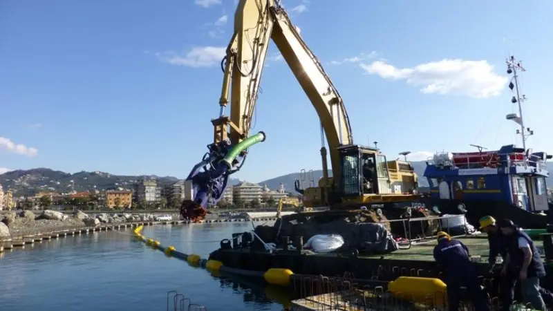 The dredging bucket was installed on a CAT excavator that worked from a floating pontoon