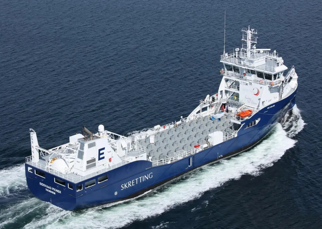 The vessel will operate a demanding schedule with a weekly round voyage along the Norwegian coast delivering feed pellets to fish farms