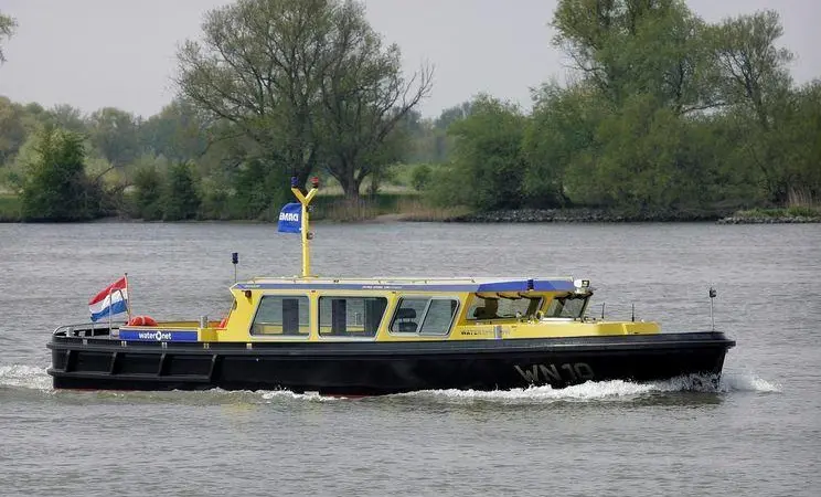The 1.80m 'Waterspreeuw' can pass under all of Amsterdam's canal bridges