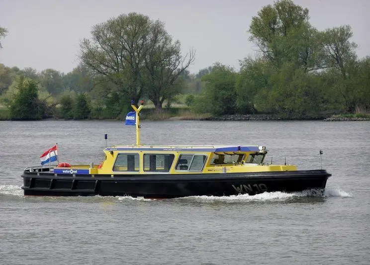 The 1.80m 'Waterspreeuw' can pass under all of Amsterdam's canal bridges