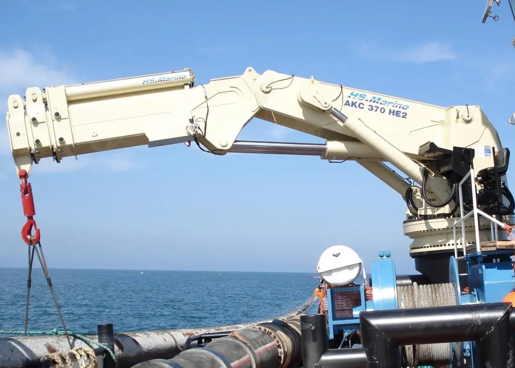 A 370t/m HS.MARINE knuckle boom crane in operation