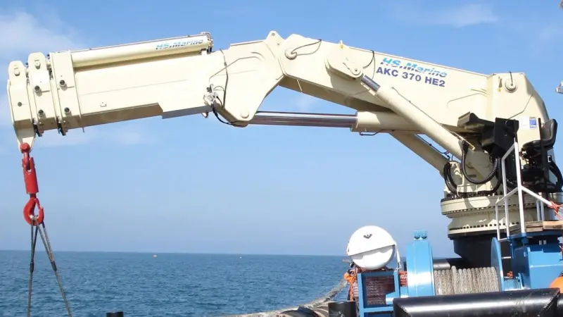 A 370t/m HS.MARINE knuckle boom crane in operation