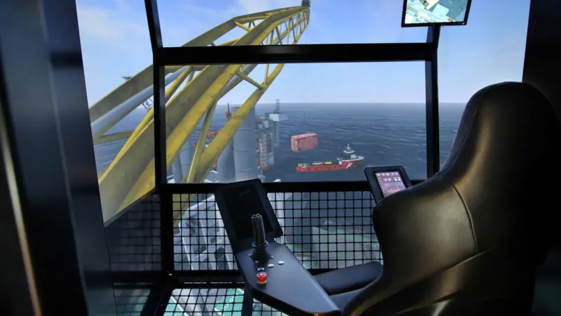 HeavyLift@Sea offers its customers services including simulations of the optimum balance and the movement of the ship, crane and cargo in a variety of applications