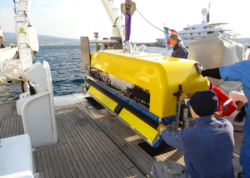 iXBlue’s SAM-DT 6000 synthetic aperture mapping sonar currently being installed aboard a new survey