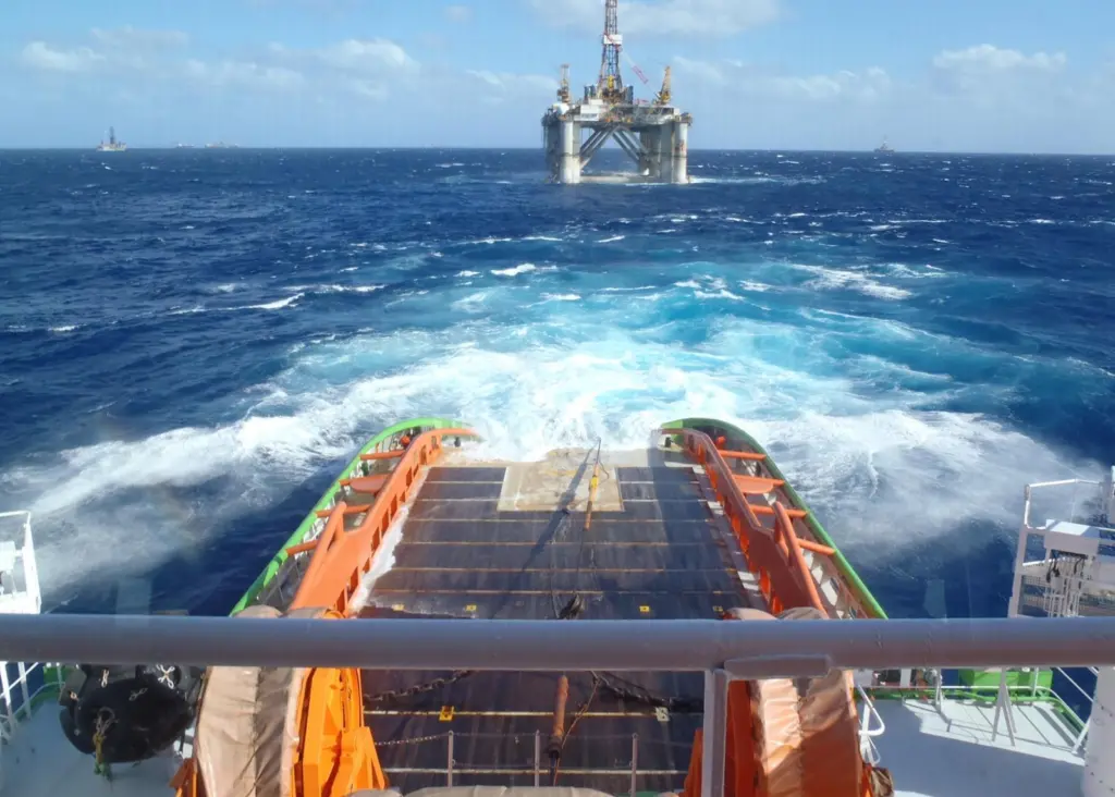 Fairmount Glacier towed the rig Falcon 100 some 3,400 miles across the Atlantic